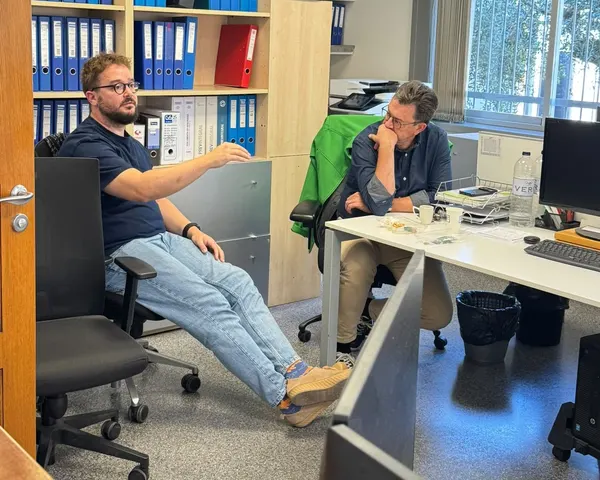 L'Oriol explicant una proposta en una reunió de feina a l'oficina d'un client