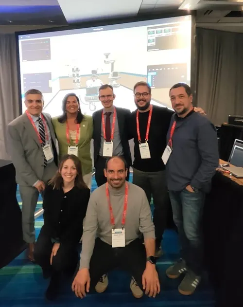 L'equip de SimuHeartSupport davant de la pantalla del simulador al congrés de l'ISHLT a Toronto