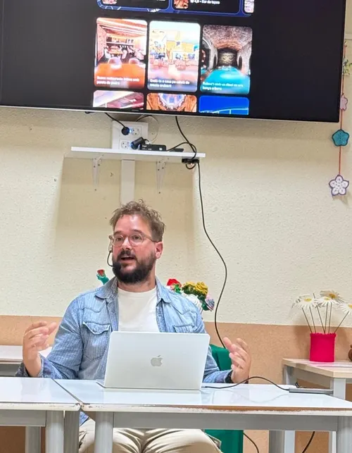 L'Oriol en una xerrada sobre IA, amb el portàtil